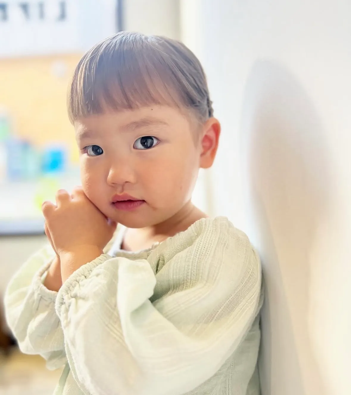 前髪を切りそろえた、あどけない表情の女の子のポートレート